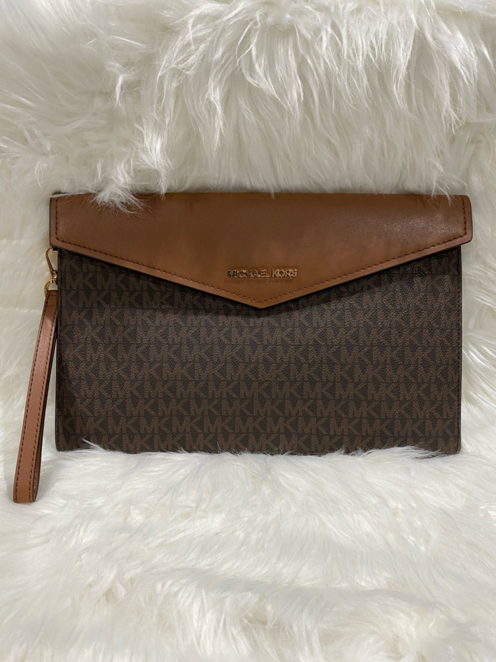 3 piece set: Michael Kors Brown Monogram Tote with Matching clutch and crossbody - Picture 5 of 14